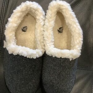 Acorn Slippers, size 6.5 - 7.5, dark grey